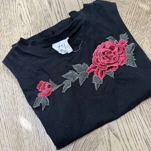 Sadie & Sage Women's Medium Black Rose Embroidered Sleeveless Tank Top